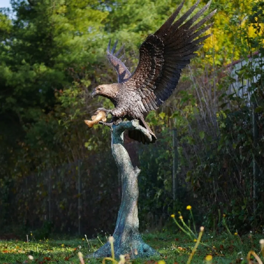 Bronzen Beeld Grote arend op boomstronk 233x100x167cm (HxBxL)