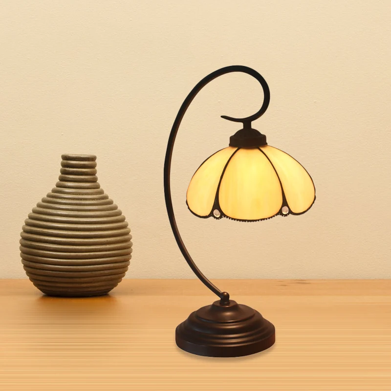 1-Light Bedroom Nightstand Lamp Mediterranean White/Red Beaded Versierd Desk Lighting Flower Beige Glass Shade | Snel Leve...