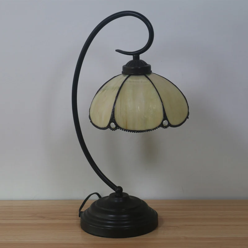 1-Light Bedroom Nightstand Lamp Mediterranean White/Red Beaded Versierd Desk Lighting Flower Beige Glass Shade | Snel Leve...
