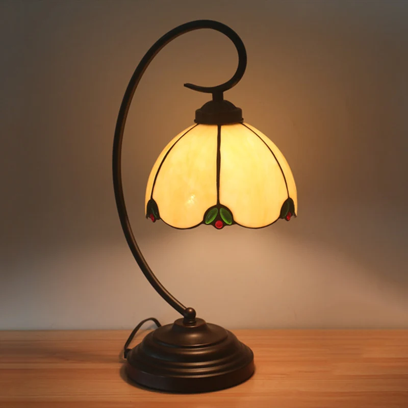 1-Light Bedroom Nightstand Lamp Mediterranean White/Red Beaded Versierd Desk Lighting Flower Beige Glass Shade | Snel Leve...
