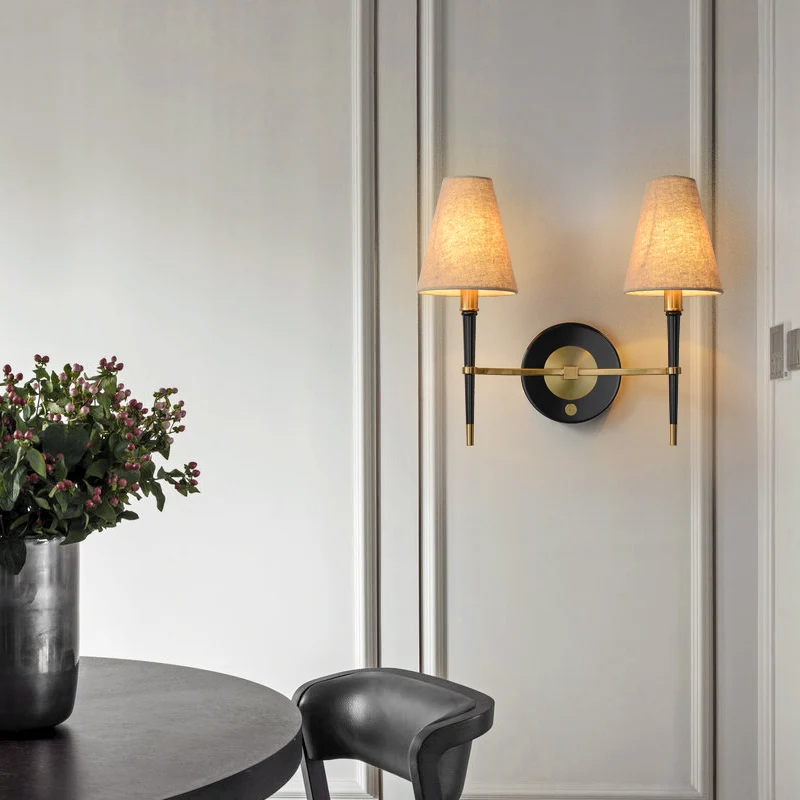 Eenvoud taps toelopende wandlamp, stoffen wandverlichtingsarmatuur messing voor woonkamer