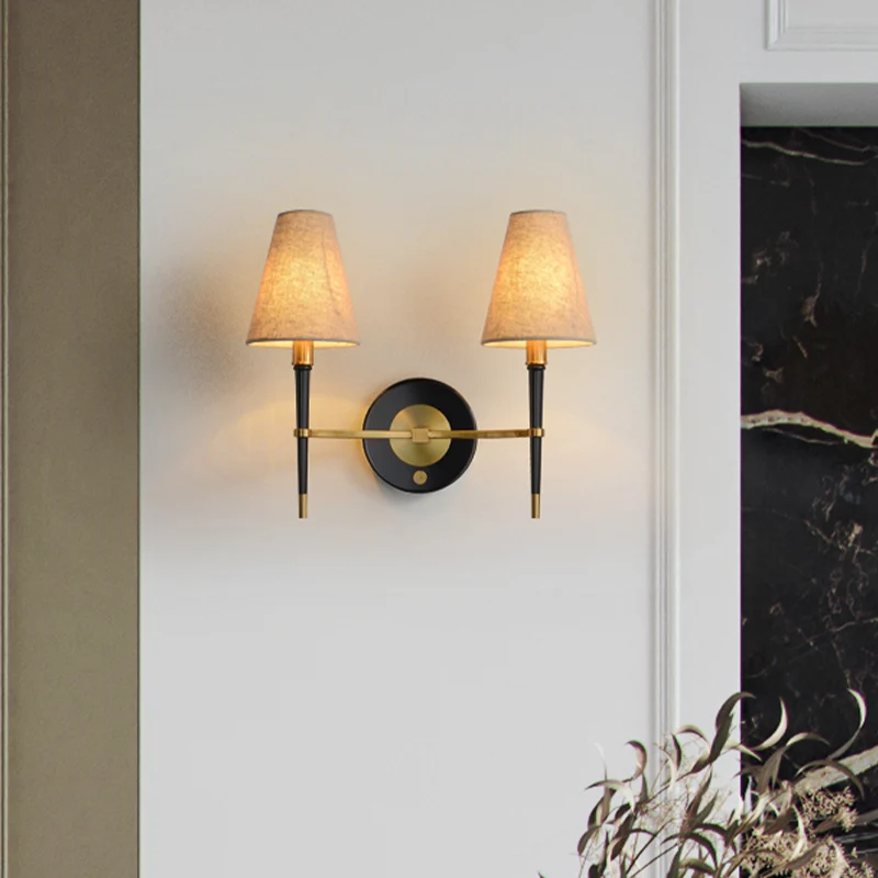 Eenvoud taps toelopende wandlamp, stoffen wandverlichtingsarmatuur messing voor woonkamer