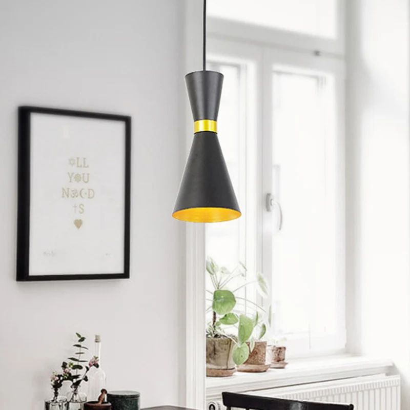 Vlakke Inbouw Eigentijdse taps toelopende hanglamp van metaal, 1 lamp, plafondophanglamp zwart/wit