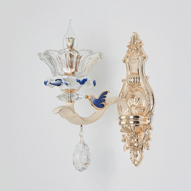 Energiezuinige LED Wandkandelaar met 1/2 kop, traditionele woonkamerlamp voor wandmontage met bloemkristallen kap messing