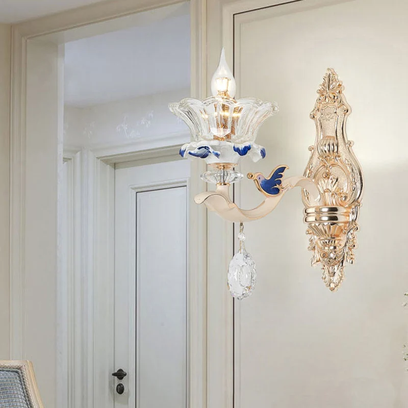 Energiezuinige LED Wandkandelaar met 1/2 kop, traditionele woonkamerlamp voor wandmontage met bloemkristallen kap messing