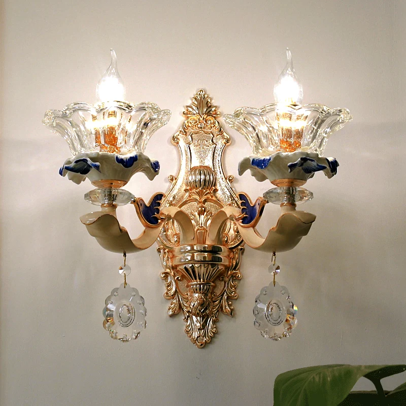 Energiezuinige LED Wandkandelaar met 1/2 kop, traditionele woonkamerlamp voor wandmontage met bloemkristallen kap messing