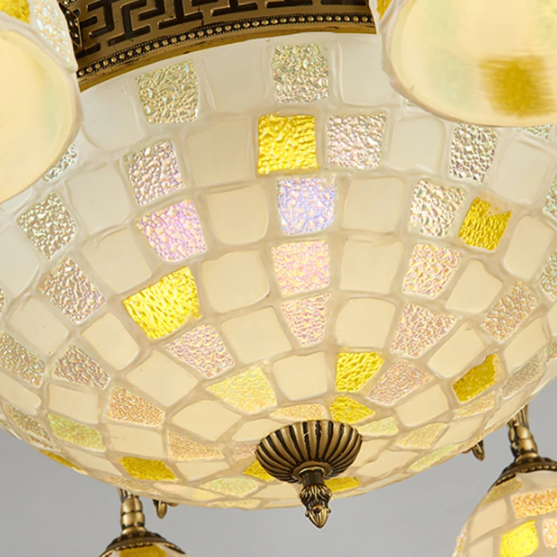 Energiezuinige Koepelkroonluchter met 6/8 lichtpunten en mozaïekontwerp van witte Tiffany-hanglamp verouderd messing