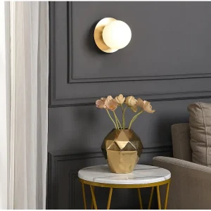 Wandlamp van geborsteld messing en glas - H 16 x L 16 cm - GALENA - Koop nu online