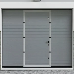 Wandrek Sectionale garagedeur met gegroefd effect en centrale grijze loopdeur met motor - NORIA