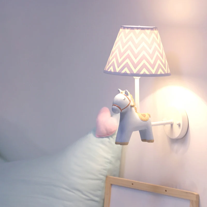 Gecertificeerd IP44 Kids Style Empire Shade Wall Light Fixture Fabric Single-Bulb Nursery Wall Mounted Lamp Deer Decor Roz...
