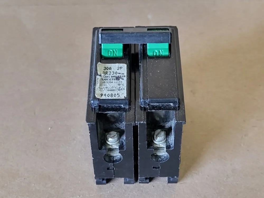 30 Amp, 2 Pole, 120/240 Volt Circuit Breaker BR230 van Busch-Jaeger | IP44