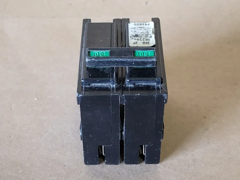 30 Amp, 2 Pole, 120/240 Volt Circuit Breaker BR230 van Busch-Jaeger | IP44