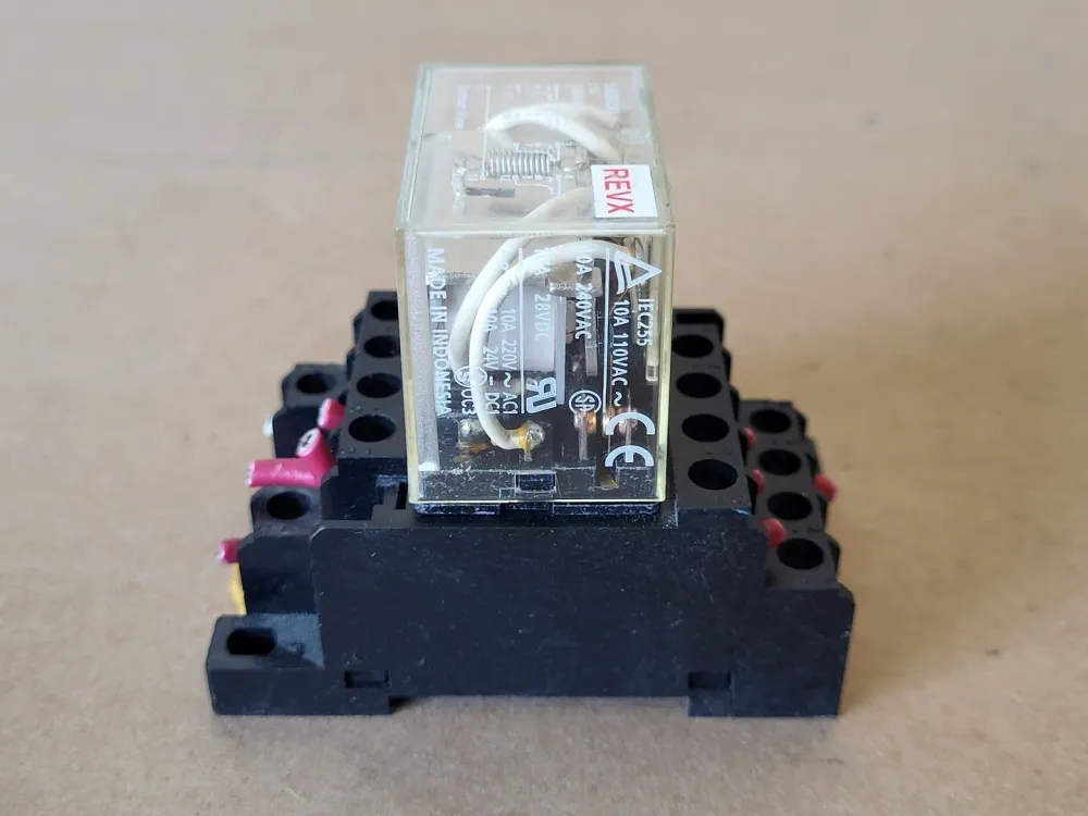Schakelaar 10 Amp Power Relay LY4 w/ Relay Socket 06Z6H