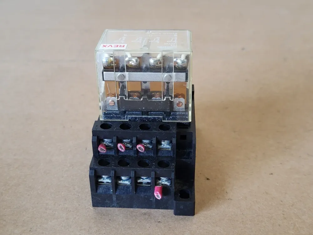 Schakelaar 10 Amp Power Relay LY4 w/ Relay Socket 06Z6H