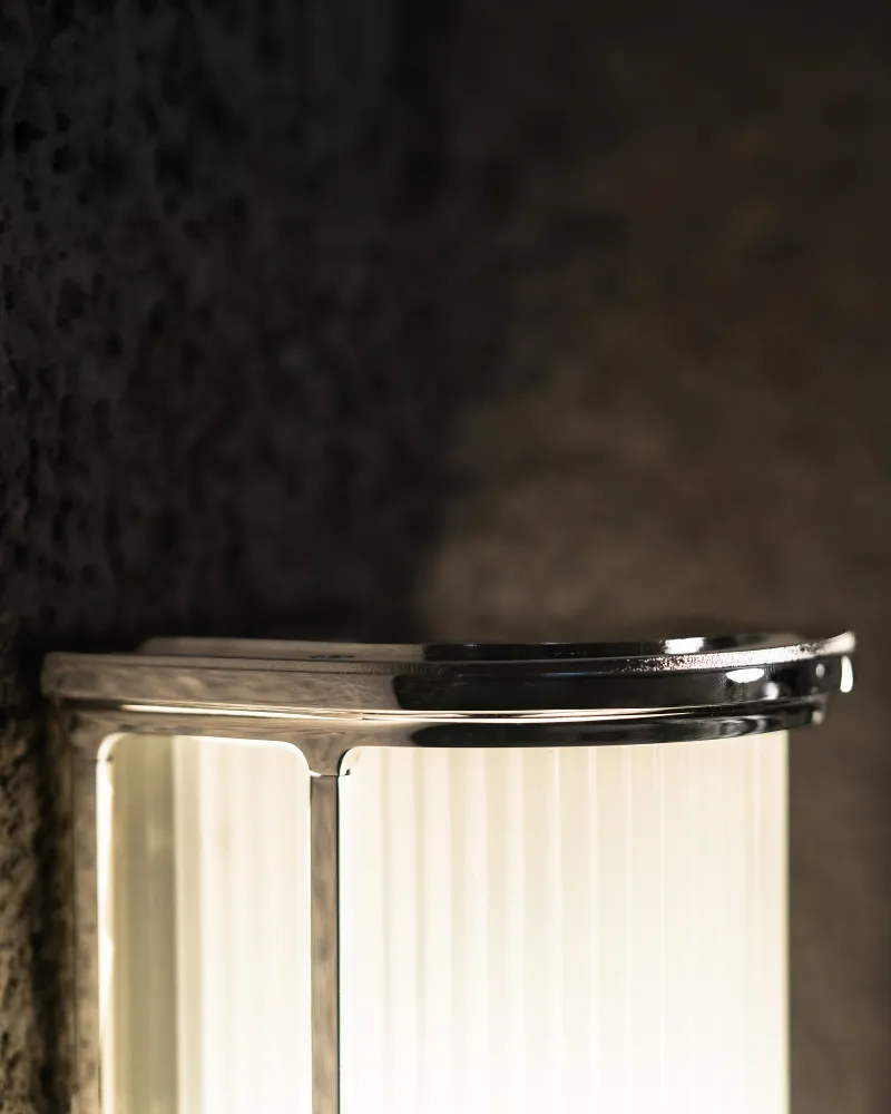 Bank Wandlamp Geribbeld Glas – Gepolijst Nikkel
