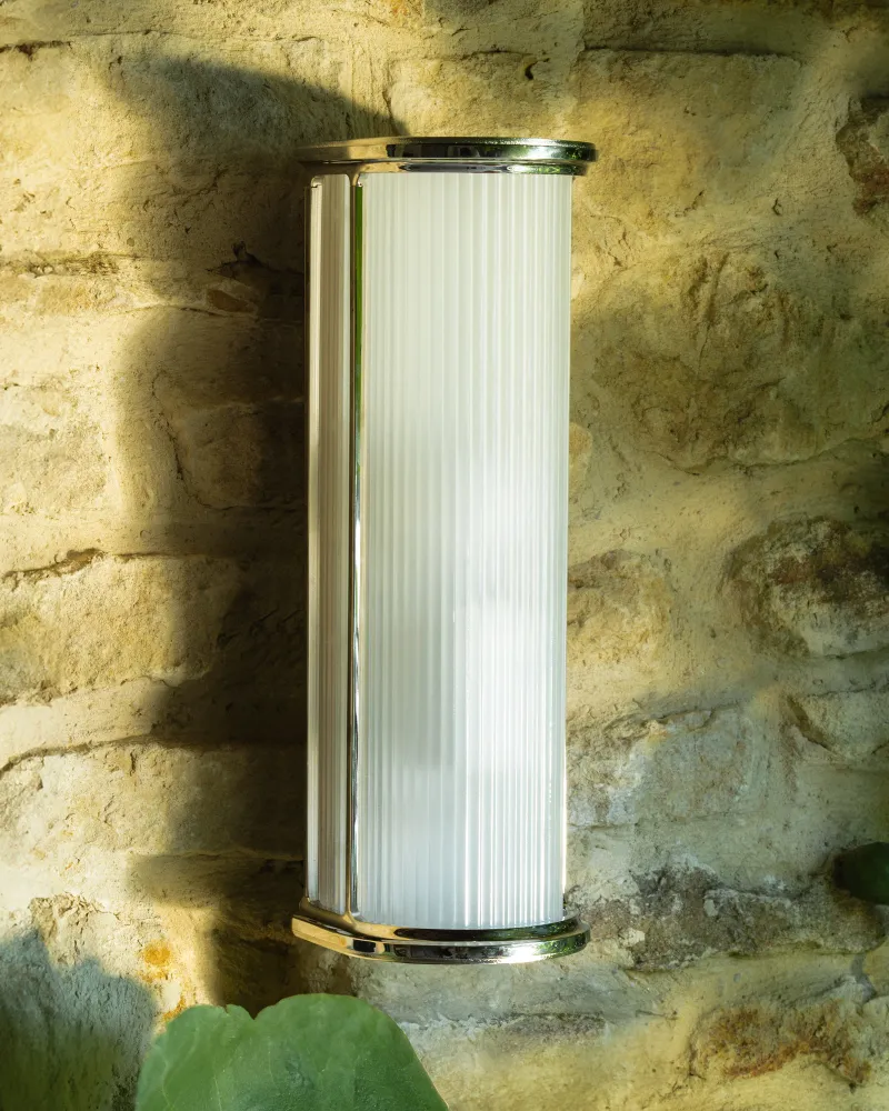 Bank Wandlamp Geribbeld Glas – Gepolijst Nikkel