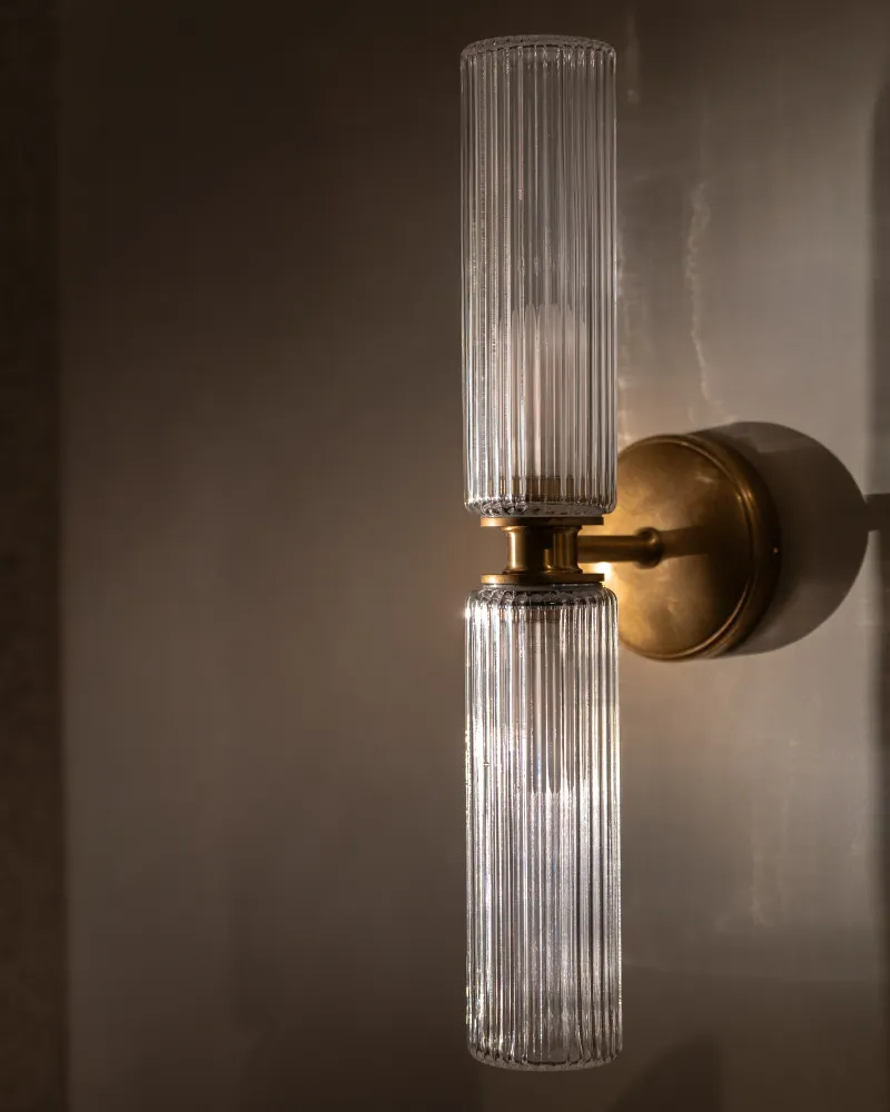 Claremont Medium Wandlamp Geribbeld Glas - Antiek Messing