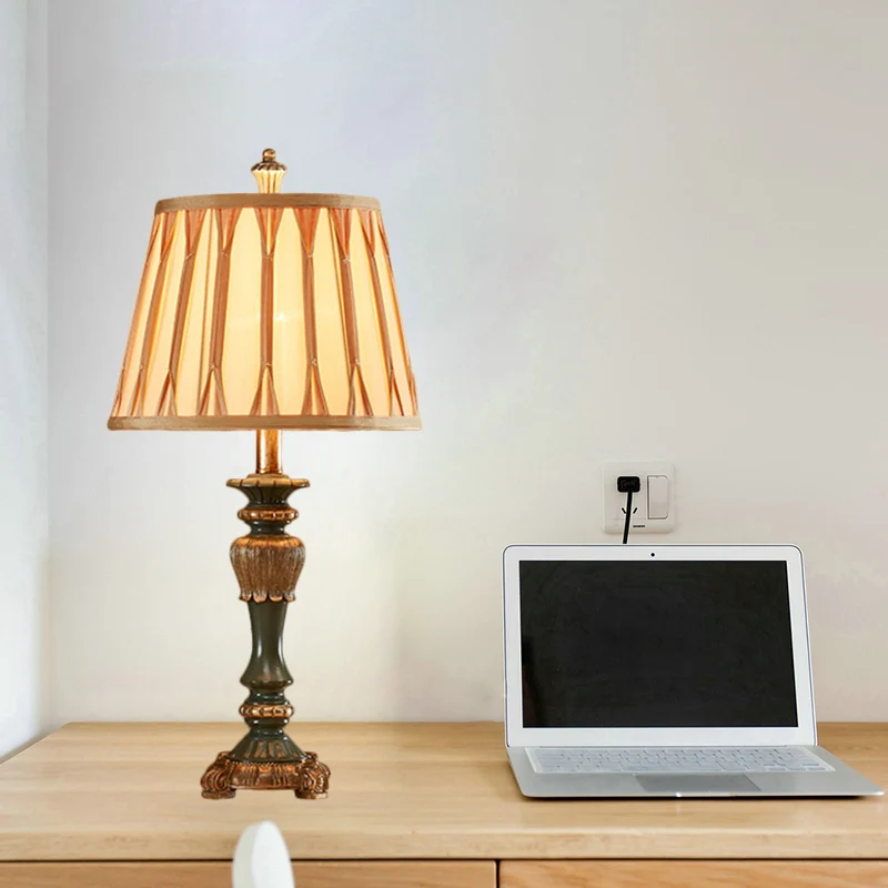 10"/12" breedte taps toelopende schaduw nachtstandlamp traditionele stijl bronzen stoffen tafellamp met kandelaarbasis Cle...