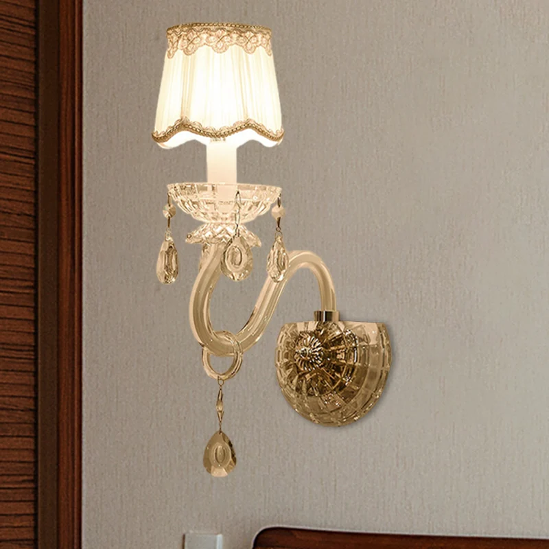 1/2-lichts kaarswandlamp Traditionele witte afwerking Helder kristallen wandlamp met geschulpte ton geplooide stoffen kap...
