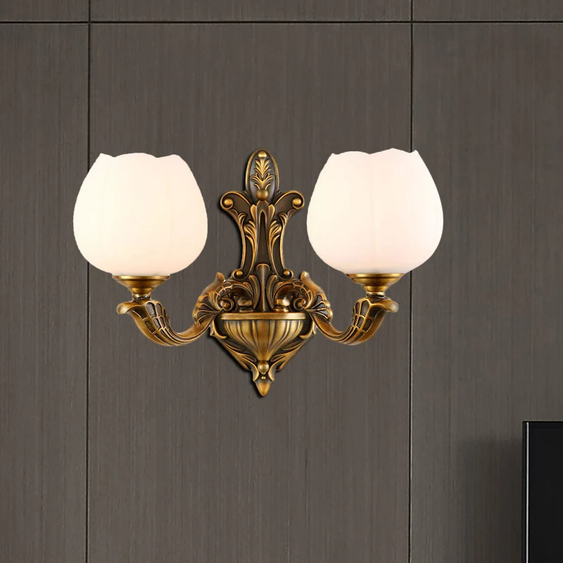 1/2-lichts komschaduw wandkandelaar vintage stijlvolle antiek koperen metalen wandlamp met melkachtige glazen kap Clearhalo