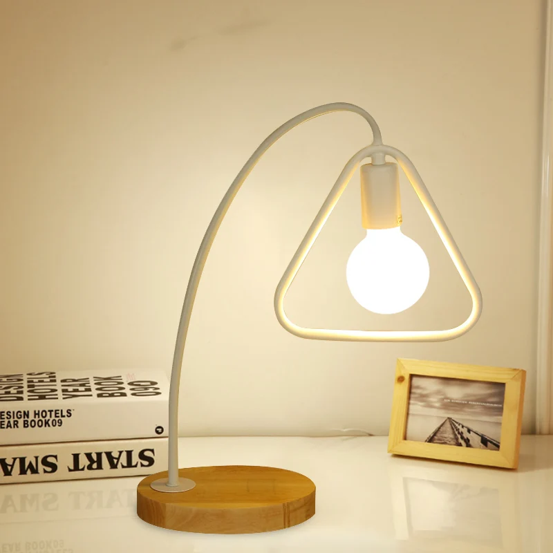 1-lichts metalen tafelverlichting industriële stijl zwart/wit driehoekig frame schaduw staande tafellamp voor slaapkamer C...