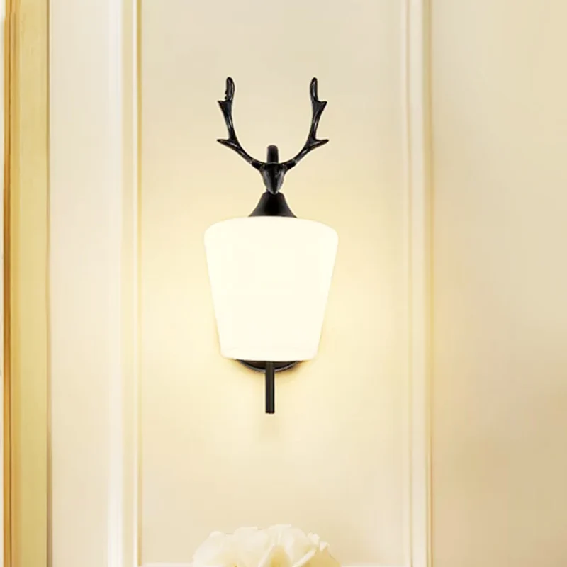 1-lichts metalen wandverlichting landelijk zwart/goud gewei woonkamer schanslamp met matglazen kap Clearhalo