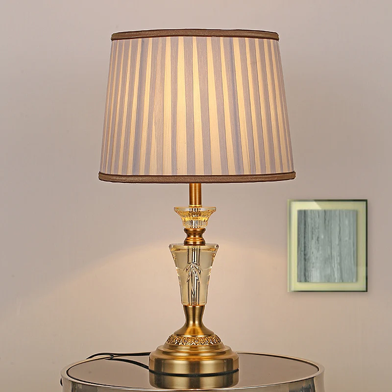 1-lichts nachtkastje met landelijke geplooide lampenkap, stoffen nachtkastje beige/roze met kristallen voet Clearhalo