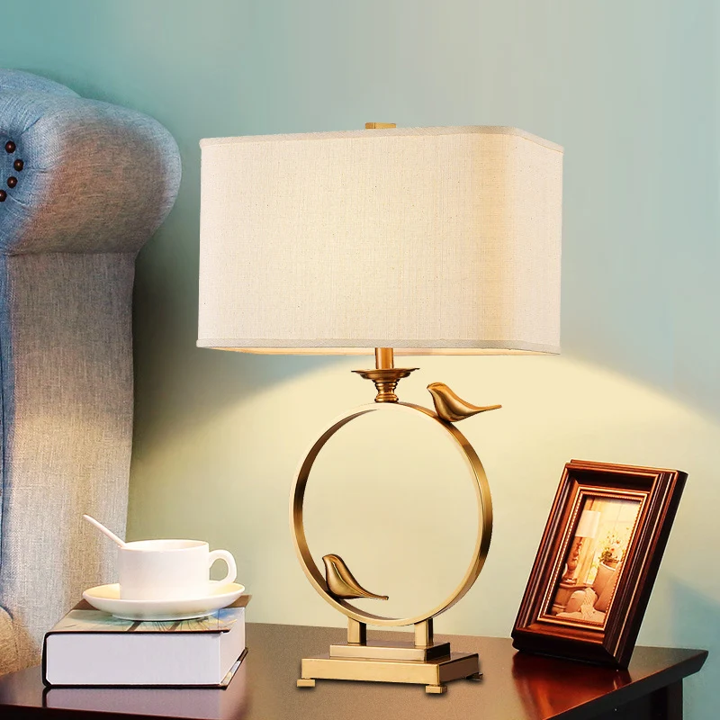 1-lichts rechthoekige tafellamp, vintage witte stoffen nachtlamp met gouden metalen voet Clearhalo