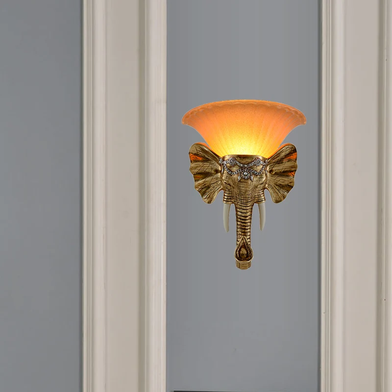 1-lichts uitlopende wandlamp moderne amberkleurige gezandstraalde glazen schansverlichting met gouden harsolifant Clearhalo