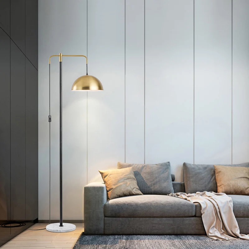 1-lichts woonkamer vloerlamp Eenvoudig messing marmeren staande lamp met koepelvormige metalen kap Clearhalo