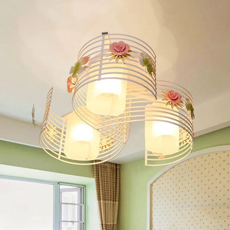 3-lichts dicht bij plafondlamp Koreaanse bloemgewervelde ijzeren semi-inbouwlamp met matte glazen binnenkap Clearhalo