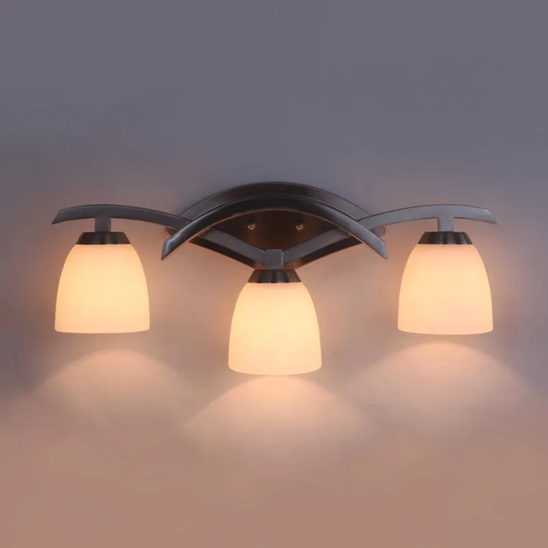 3-lichts wandlamp met kegelvormige witte glazen kap Klassieke badkamermeubelverlichting Clearhalo