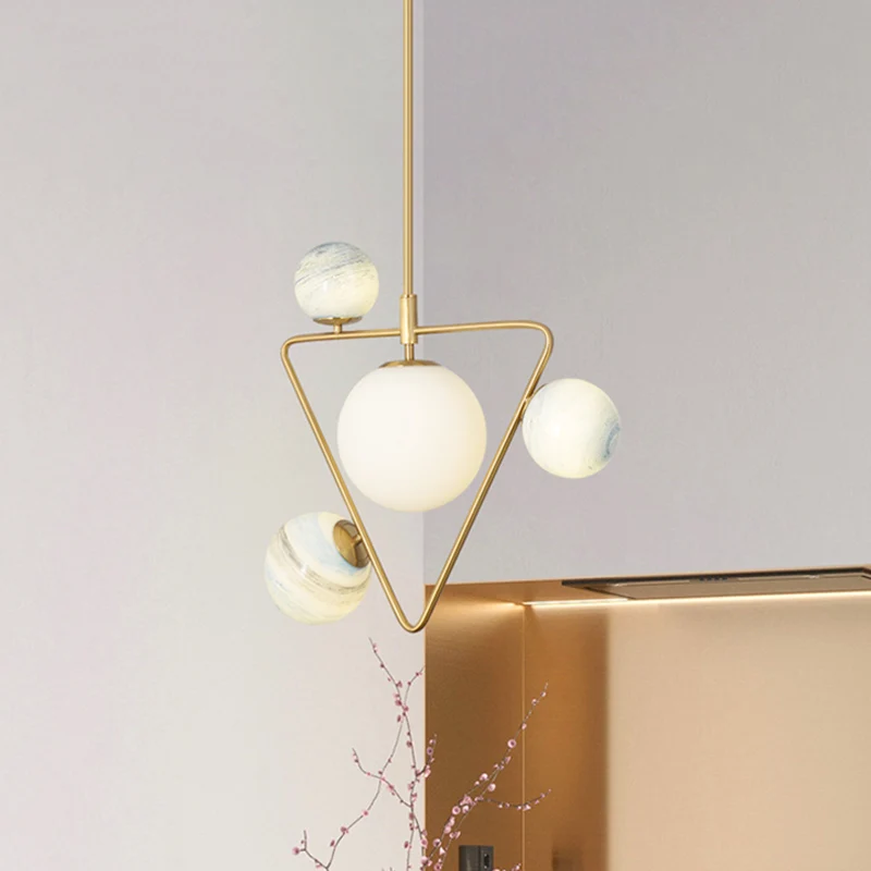 4-koppige loft-huiskroonluchter uit het midden van de eeuw gouden hanglamp met driehoekig ijzeren frame en bolkleurige gla...