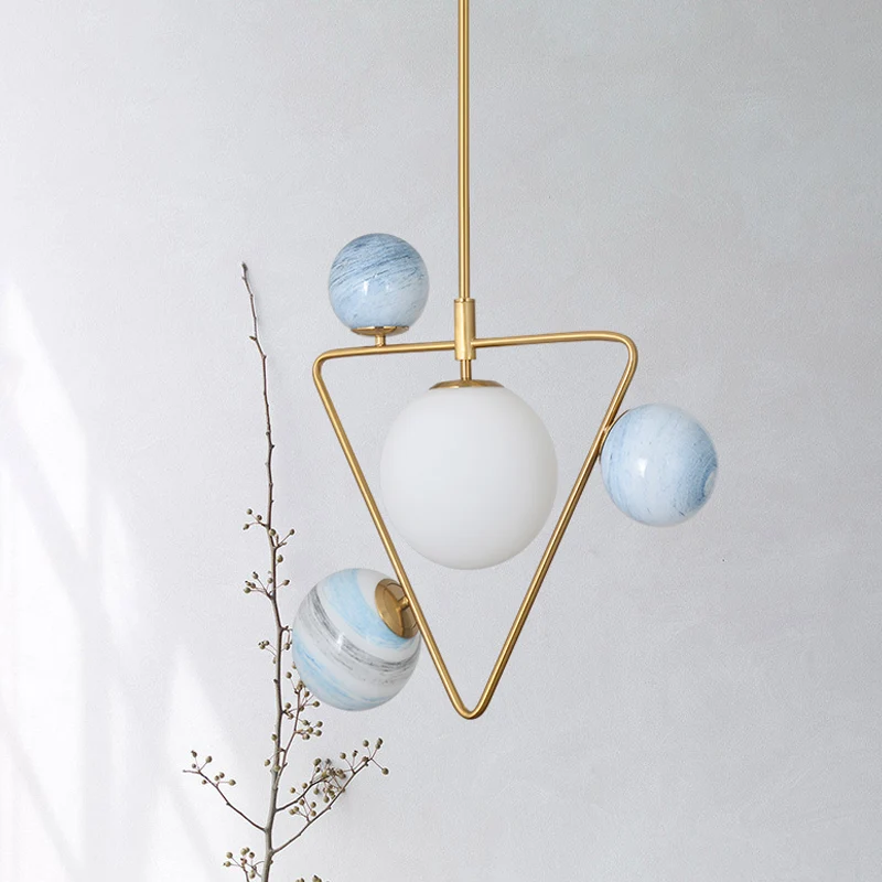4-koppige loft-huiskroonluchter uit het midden van de eeuw gouden hanglamp met driehoekig ijzeren frame en bolkleurige gla...