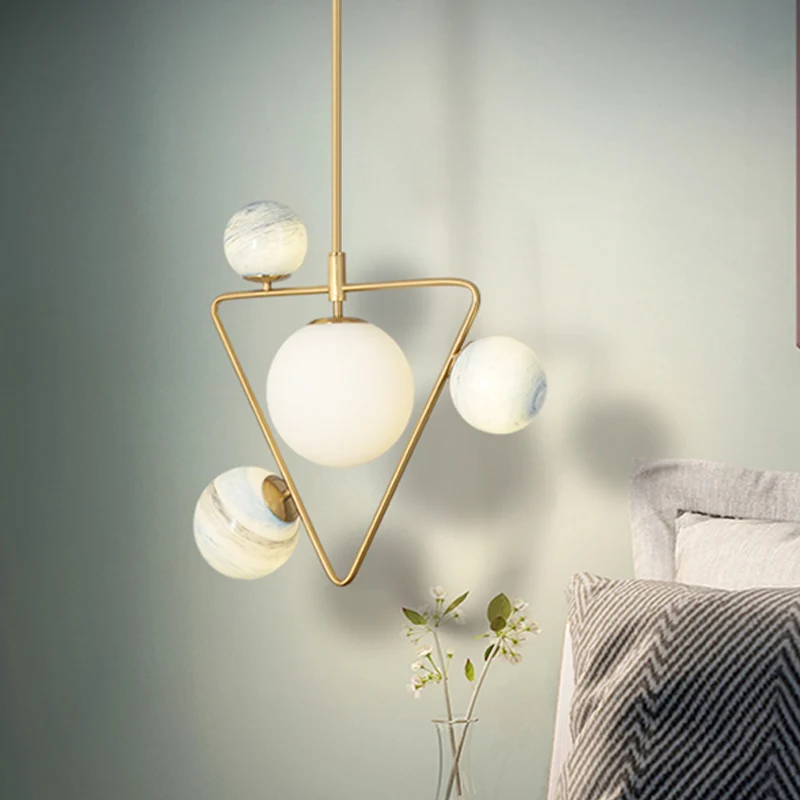 4-koppige loft-huiskroonluchter uit het midden van de eeuw gouden hanglamp met driehoekig ijzeren frame en bolkleurige gla...