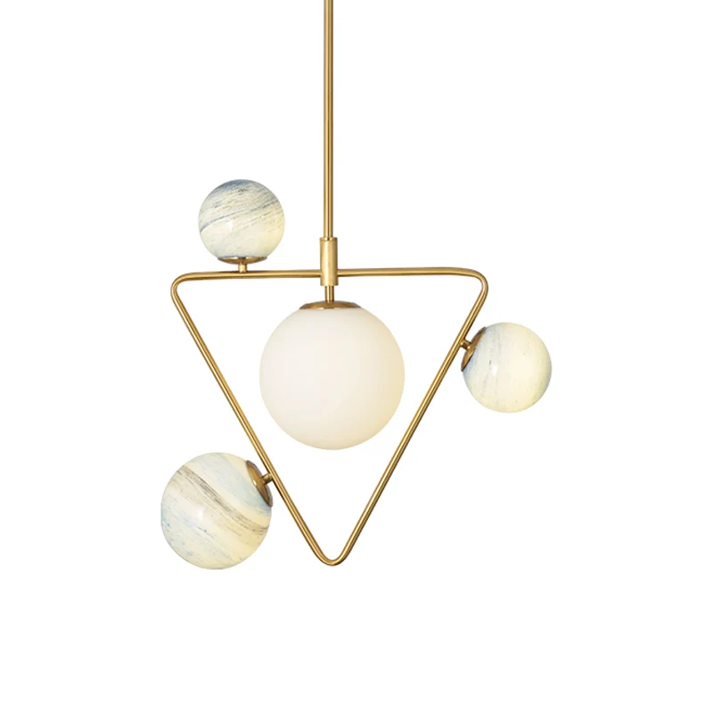 4-koppige loft-huiskroonluchter uit het midden van de eeuw gouden hanglamp met driehoekig ijzeren frame en bolkleurige gla...