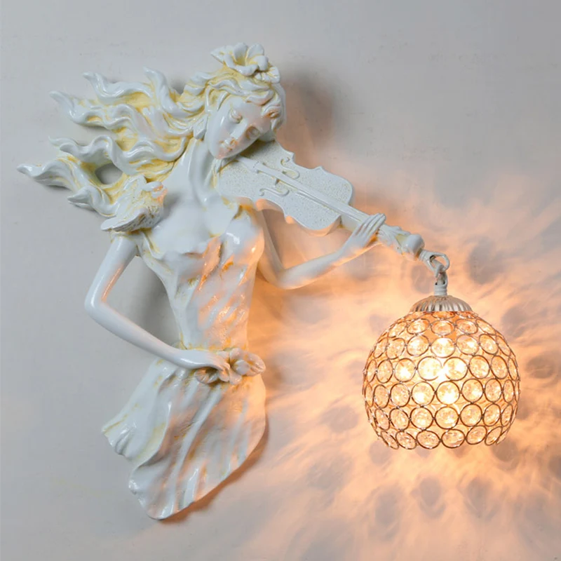 Antiek meisje met vioolwandlamp, enkele lamp, harswandlamp, blaker met bal, afgeschuinde heldere kristallen kap wit/goud C...