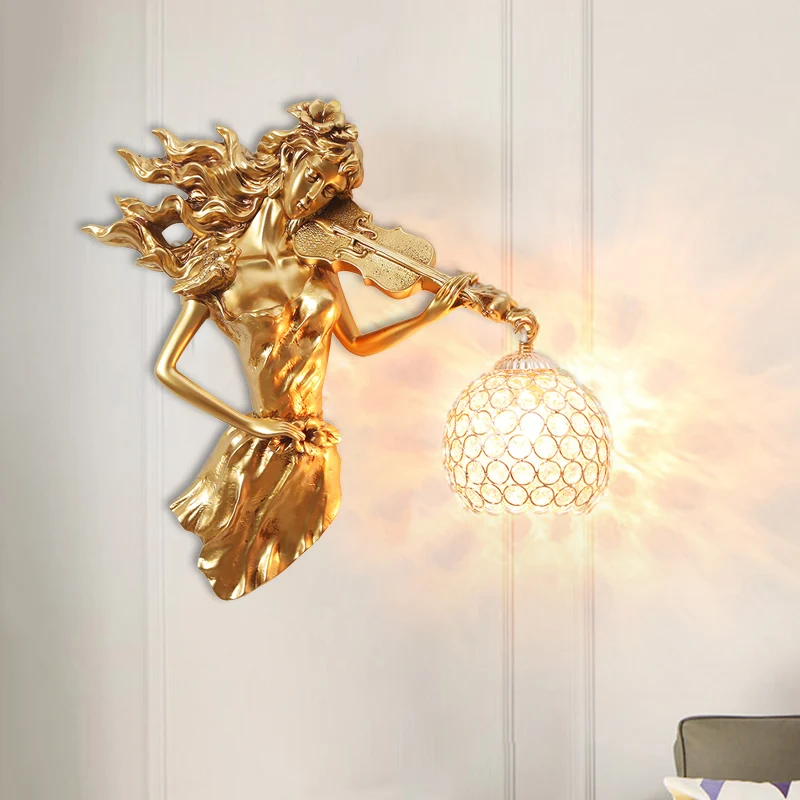 Antiek meisje met vioolwandlamp, enkele lamp, harswandlamp, blaker met bal, afgeschuinde heldere kristallen kap wit/goud C...
