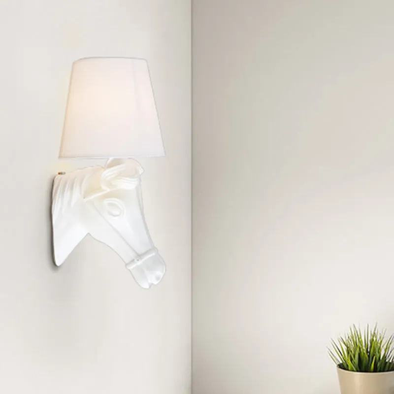 Antieke wandkandelaar met 1 lamp, stoffen wandlampenkap wit met paardenkopontwerp van hars Clearhalo
