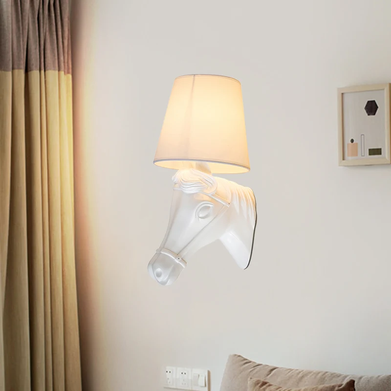 Antieke wandkandelaar met 1 lamp, stoffen wandlampenkap wit met paardenkopontwerp van hars Clearhalo