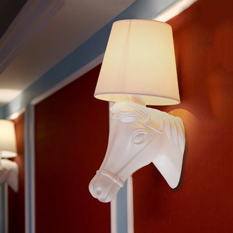 Antieke wandkandelaar met 1 lamp, stoffen wandlampenkap wit met paardenkopontwerp van hars Clearhalo