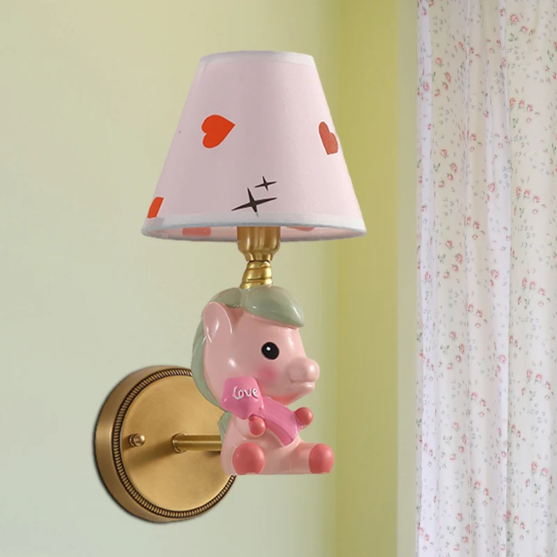 Barrel Metal Sconce Kinder enkel lichtroze/blauw wandgemonteerd lichtarmatuur met cartoon-ponybasis Clearhalo