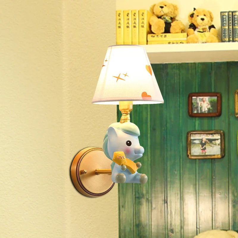 Barrel Metal Sconce Kinder enkel lichtroze/blauw wandgemonteerd lichtarmatuur met cartoon-ponybasis Clearhalo