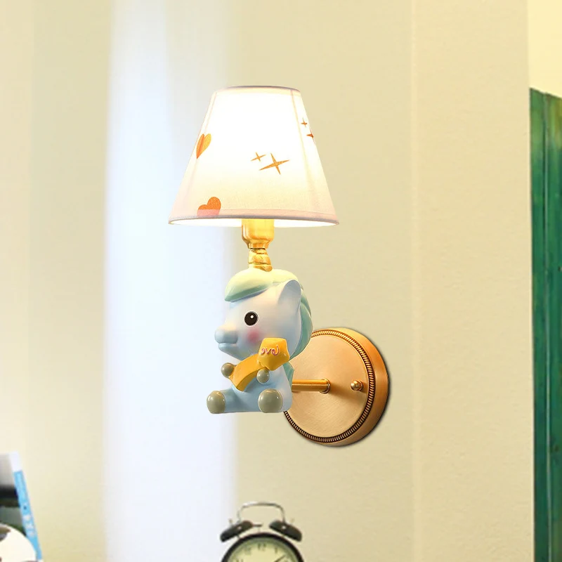 Barrel Metal Sconce Kinder enkel lichtroze/blauw wandgemonteerd lichtarmatuur met cartoon-ponybasis Clearhalo
