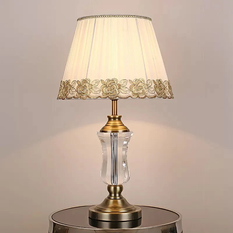 Beige tonnachtlampje, moderne 1-lichte stoffen tafellamp met urn-kristallen lampenstandaard Clearhalo