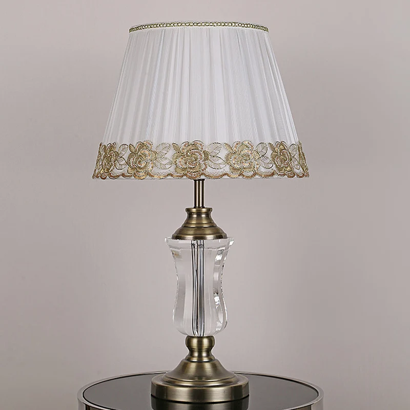 Beige tonnachtlampje, moderne 1-lichte stoffen tafellamp met urn-kristallen lampenstandaard Clearhalo