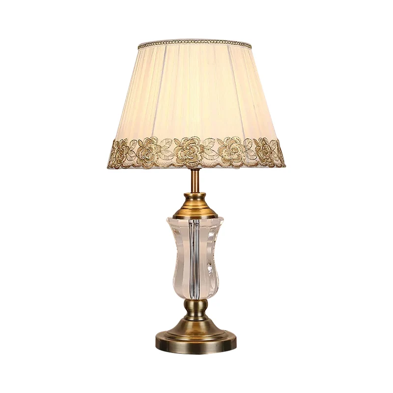 Beige tonnachtlampje, moderne 1-lichte stoffen tafellamp met urn-kristallen lampenstandaard Clearhalo