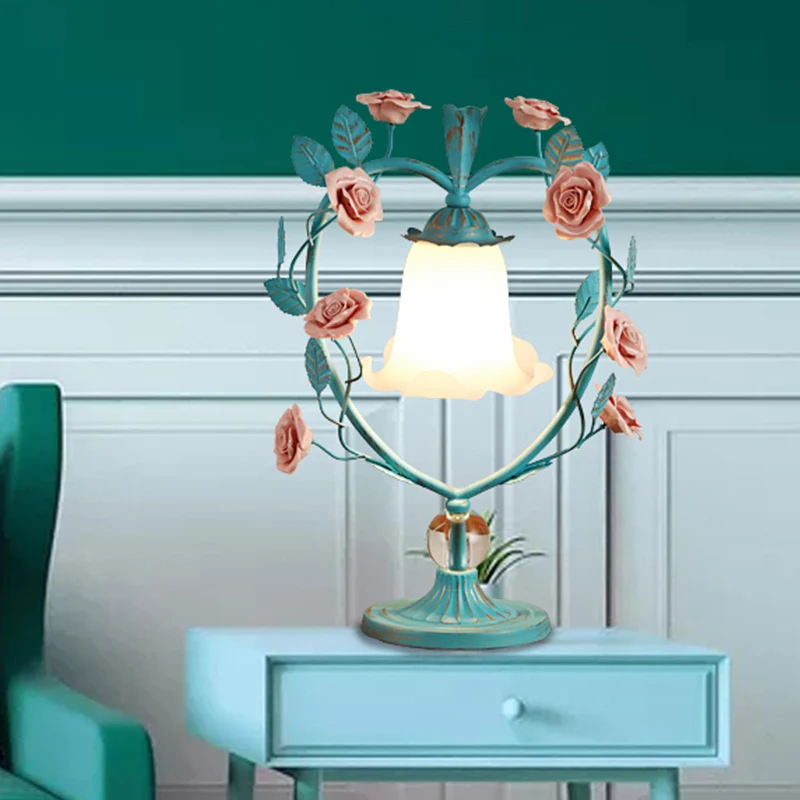 Beige/blauw nachtlampje met één kop Klassiek wit glas Bloom-leesboeklamp met hartframe en rozenontwerp Clearhalo