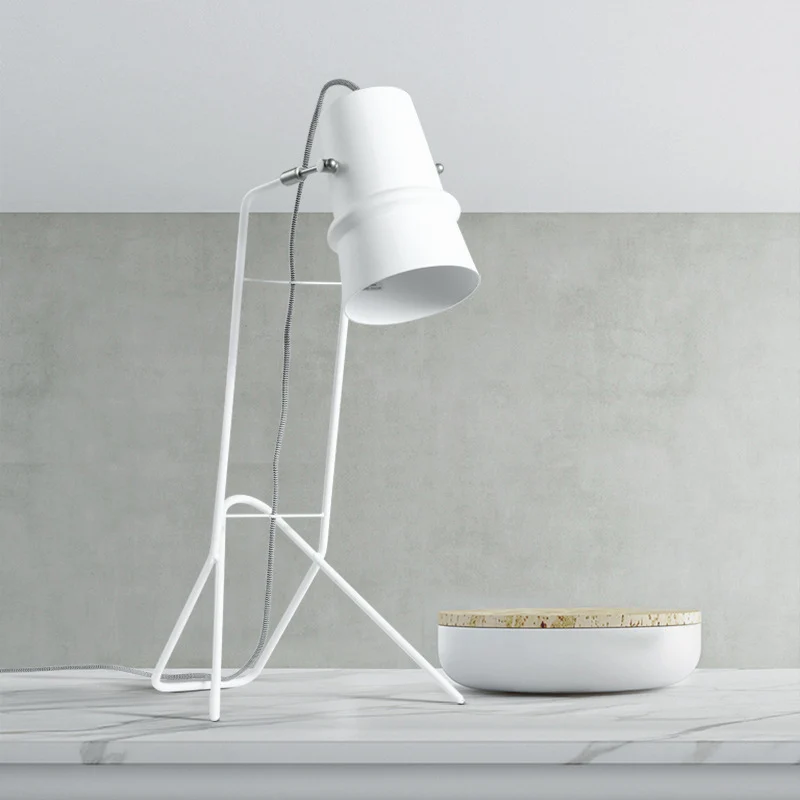Bekervormige tafelverlichting Minimalisme Metallic enkele witte afwerking Bureaulamp met framebasis voor slaapkamer Clearhalo