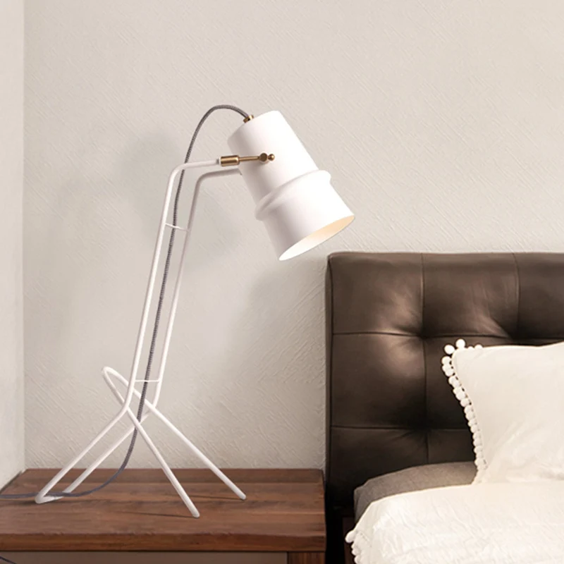 Bekervormige tafelverlichting Minimalisme Metallic enkele witte afwerking Bureaulamp met framebasis voor slaapkamer Clearhalo